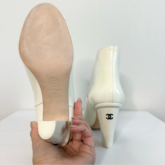 Chanel 2022 Interlocking CC Logo Chelsea Boots - Picture 8 of 13